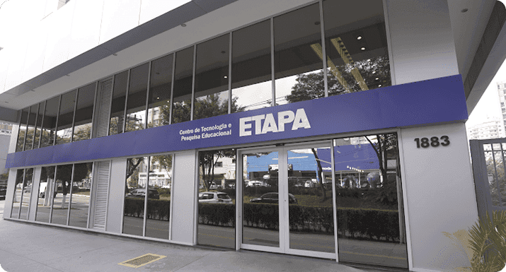 Fachada de um prédio moderno com grandes janelas de vidro e faixa azul com o nome “ETAPA”; na entrada aparece a identificação “Centro de Tecnologia e Pesquisa Educacional” e o número 1883.
