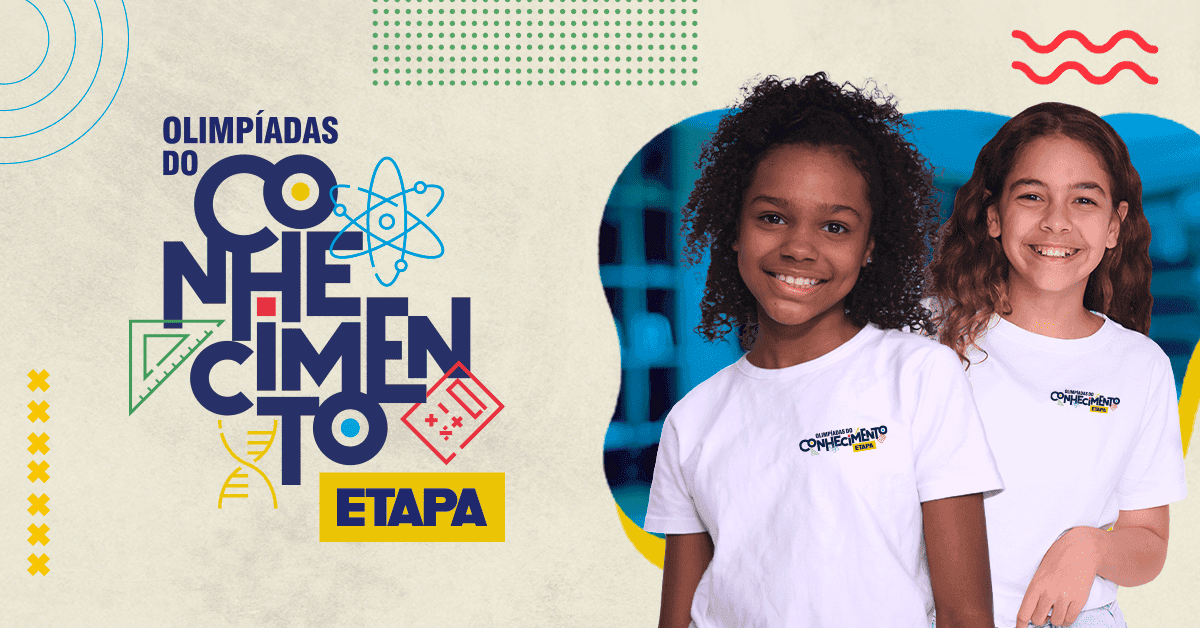 Uma pessoa preenchendo um cartão de respostas de múltipla escolha com um lápis, com uma borracha e outro lápis sobre a mesa.